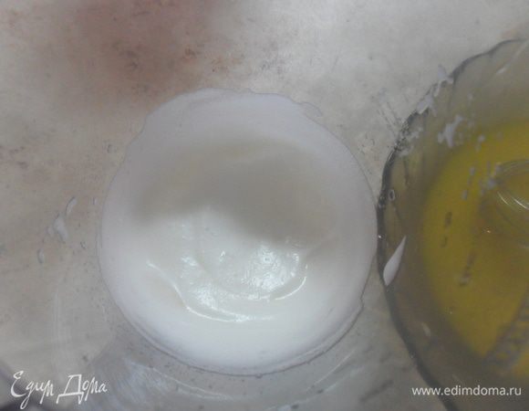 Белки взбить в пену, желтки отдельно чуть взбить.