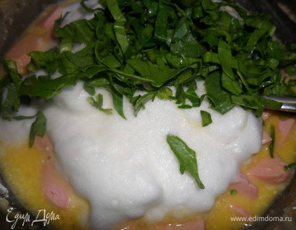 Затем к желткам добавить муку, молоко, колбасу, шпинат и взбитые белки. Вместо колбасы лучше использовать ветчину, но у меня не было)))