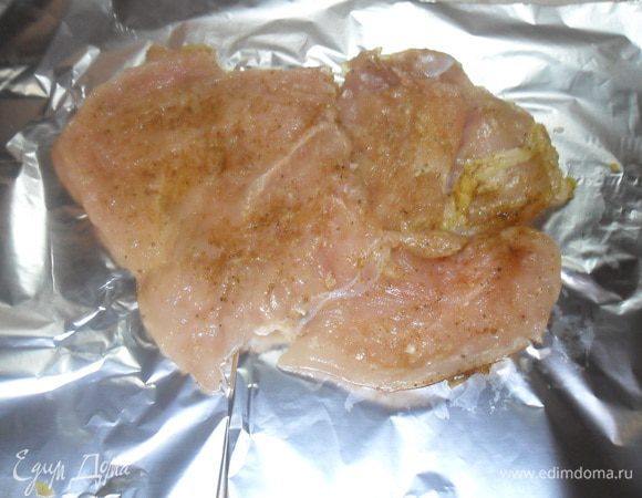 Филе выложить на фольгу.