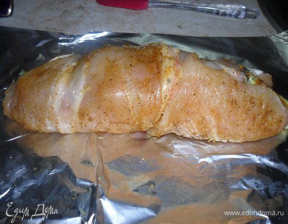 Сверху положить омлет и свернуть рулетом.