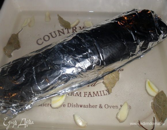 Фольгу завернуть уложите швом вниз, налить 700- 800 гр. воды, посолить, добавить лавровый лист, чеснок. Запекать при температуре 180 С 1 час 20 минут.
