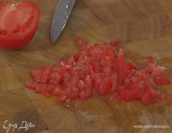 Помидор нарезать маленькими кусочками.