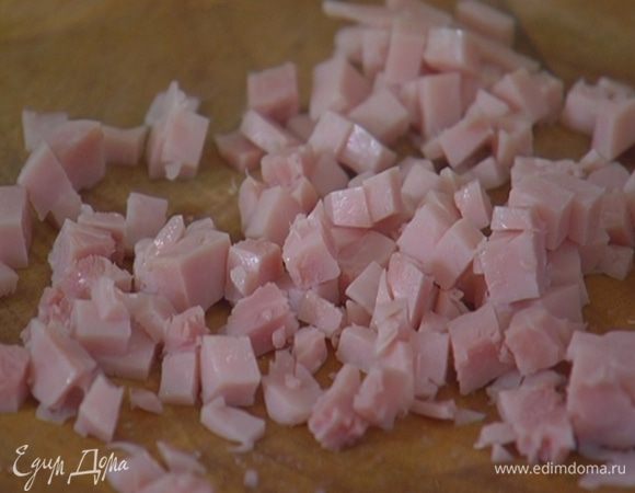 Ветчину мелко порубить.