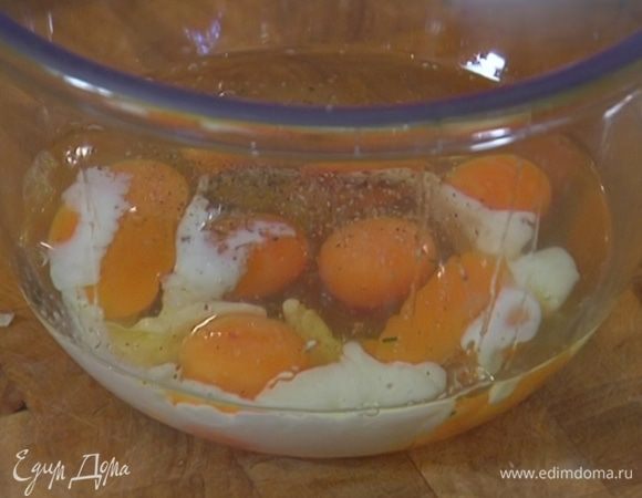 Яйца разбить в глубокую посуду, посолить, поперчить, влить молоко и взбить венчиком.