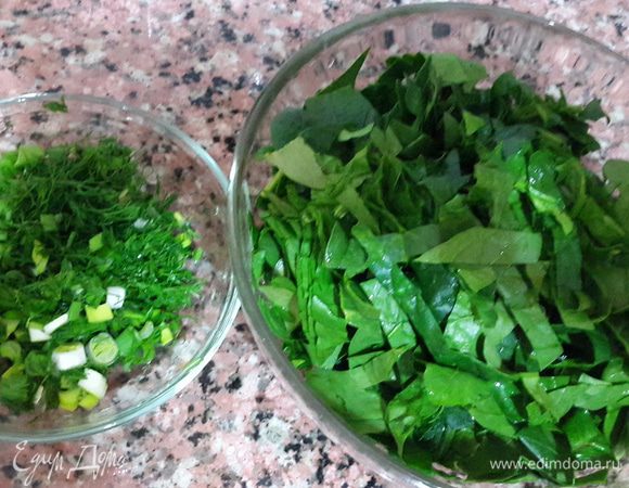 Шпинат и зелень помыть и нарезать.
