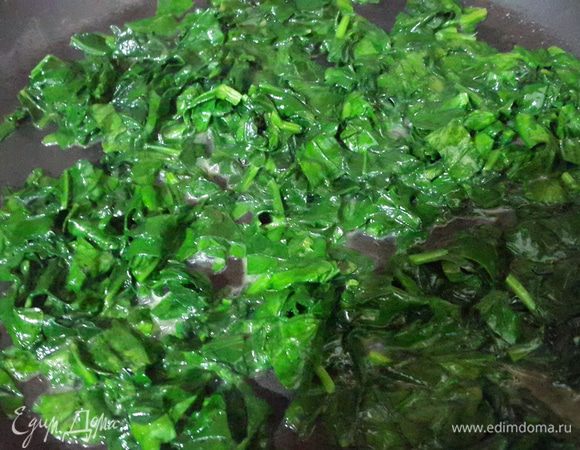 Потушить шпинат на сливочном масле до мягкости, посолить.