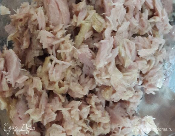 С тунца слить жидкость и размять вилкой.