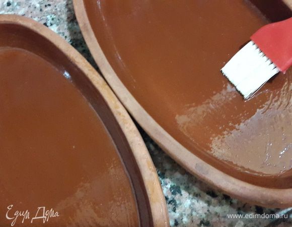 Тарелки смазать сливочным растопленным маслом.
