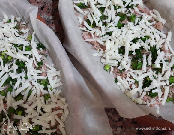 Лаваш разрезать на 4 части. Выложить по одной части в тарелки, сверху выложить тунец, посыпать зеленью и сыром.