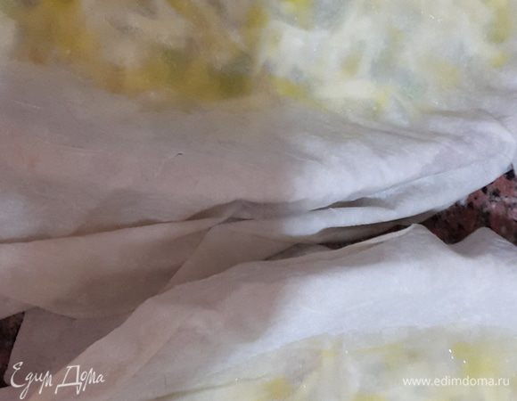 Накрыть второй половинкой лаваша и смазать маслом.