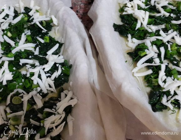 Выложить шпинат и посыпать сыром.