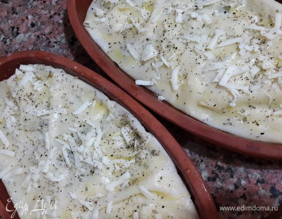 Завернуть края лаваша, накрывая начинку, смазать маслом, водой, посолить, поперчить, посыпать сыром и травками, и отправить запекаться в духовку на 200 С  до румяной корочки.
