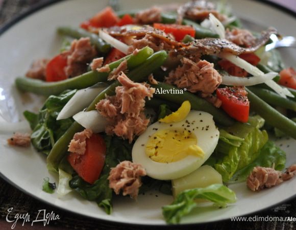 Выкладываем на тарелки листья ромэн, яйца, картофель, лук, помидоры, тунец и анчоусы. Поливаем майонезом. Приятного аппетита.