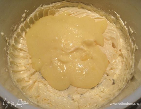 Сливочное масло комнатной температуры взбиваем венчиком, постепенно добавляя остывший крем. Готовую массу накрываем пищевой пленкой и на время отставляем в сторону.