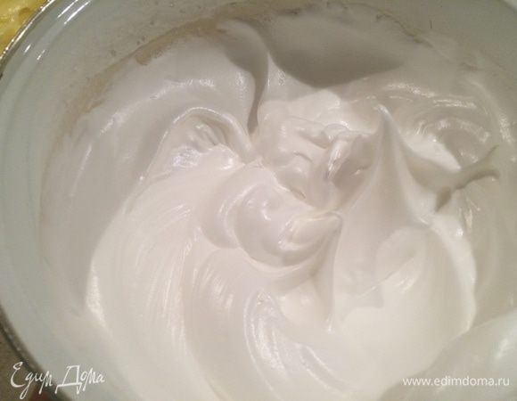 Желатин заливаем 100 мл кипяченой воды и оставляем набухнуть на 20-30 мин., затем прогреваем на водяной бане, не доводя до кипения. Даем немного остыть. 
Белки взбиваем с сахарной пудрой в крепкую пену. Во взбитые белки тонкой струйкой вливаем желатин при постоянном помешивании. Белковая масса приобретет глянцевый оттенок.
