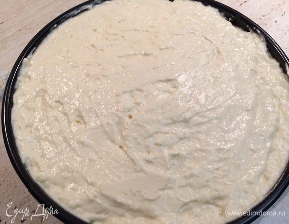 Приступаем к сборке торта.
На дно разъемной формы 24 см выкладываем один корж, заливаем 1/2 крема, сверху кладем второй корж и вторую часть крема. 
Накрываем форму пищевой пленкой и отправляем в холодильник на 5-6 часов.