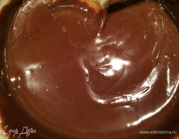 Для приготовления шоколадного ганаша нагреваем в сотейнике сливки (не доводим до кипения!). Шоколад ломаем на кусочки, смешиваем со сливочным маслом. Заливаем горячими сливками, даем 3-5 минут постоять и перемешиваем до получения однородной массы (при необходимости можно еще ненадолго поместить кастрюльку на водяную баню). 
