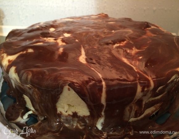 Вынимаем торт из холодильника, освобождаем от формы и перекладываем на блюдо. Аккуратно покрываем поверхность шоколадной массой, так, чтобы получились "мраморные" разводы, затем возвращаем торт в холод на 1-2 часа. 
