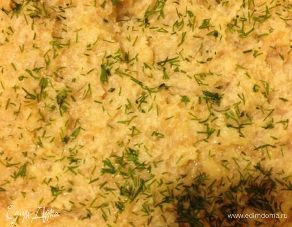 Куриный фарш смешать с луком и специями на свой вкус. Хорошо вымешать, покидать об стол, что-бы хорошо держался и не распадался. Я еще чуть укропа добавила. 