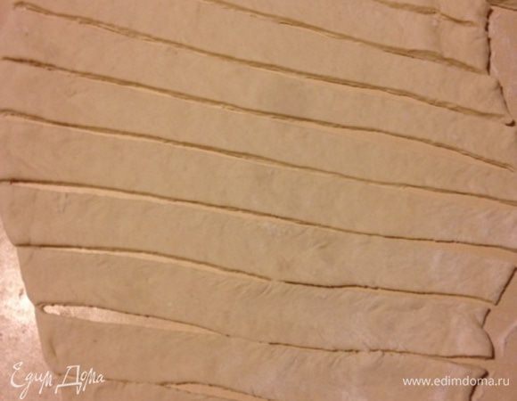 Приготовить тесто, оно должно быть мягким но и не прилипать к рукам!
Раскатать толщиной  1 мм и порезать полоски толщиной 3 см.