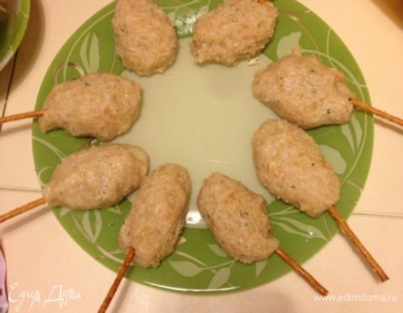 Взять немного фарша и укутать часть (половину) соломки. 