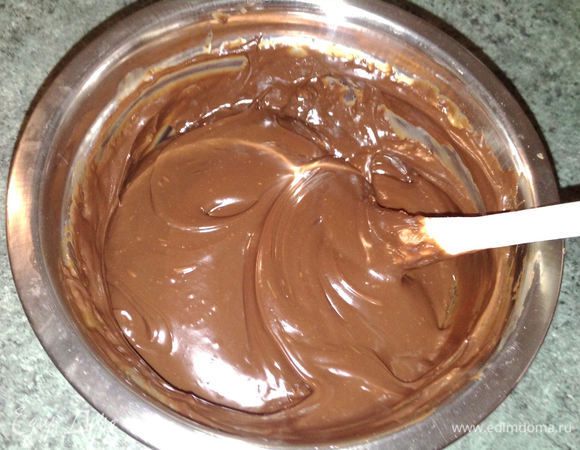 На водяной бане или микроволновке растопить оба вида шоколада со сгущенкой (125 мл или полстакана, у меня тюбик 170 г) и водой , перемешивая, пока смесь не станет однородной. 