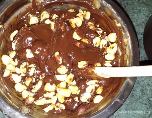 В полученную смесь всыпать орехи и тщательно перемешать.