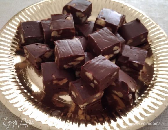 Оставить остужаться. В оригинальном рецепте время указано 2 часа при комнатной температуре. Я остужаю в холодильнике. Непосредственно перед нарезкой, поставить в морозильник минут на 15. Порезать на квадраты. У меня получается около 40 штук. 