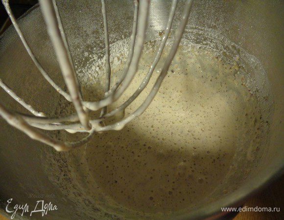 Отделить белки от желтков и взбить белки с щепоткой соли до белой воздушной массы, постепенно подсыпая сахар.

Осторожно добавить немного взбитые желтки, продолжая сохранять пышность.

Затем отдельно смешать сухие ингредиенты: молотый миндаль, муку, крахмал.

Соединить яичную пышную массу и сухие ингредиенты. Тесто готово!