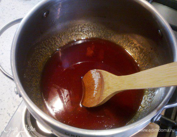 Приступим. В сухую кастрюлю с толстым дном высыпаем 1 стакан сахара, на небольшом огне варим карамель, помешиваем. Варить нужно до тёмно-коричневого цвета. Я, если честно, побоялась жечь сахар до прямо таки чёрного цвета, но в следующий раз обязательно попробую, потому как только тогда тесто получается тёмно-шоколадного цвета. Когда сахар потемнел, осторожно вливаем кипяток (аккуратно!) и продолжаем варить до полного растворения карамели. После чего всыпаем второй стакан сахара и варим так же до полного растворения. Убираем с огня.  