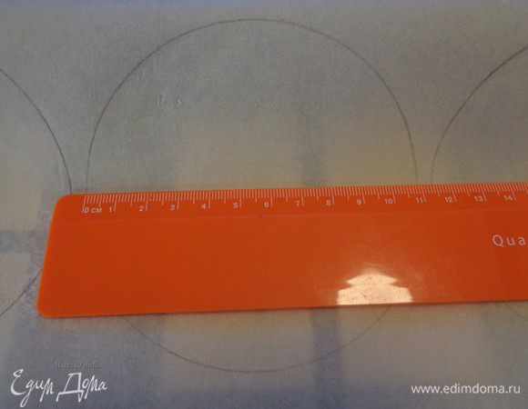 Вырезать из пекарской бумаги 2 круга диаметром 19 см для больших елочек и 6 кругов диаметром 11 см - для маленьких елочек. 