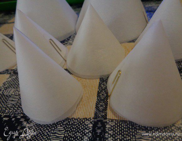 Свернуть кружки в кулечки и зафиксировать скрепкой.