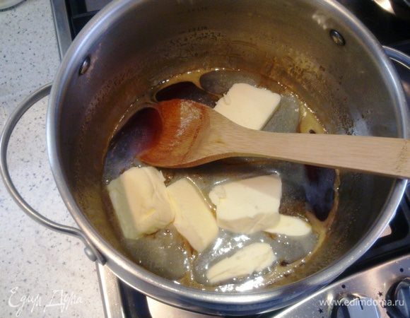 Кладём в горячую карамель сливочное масло.