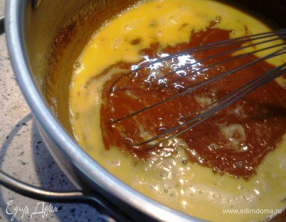 Вводим яичную смесь в тёплую карамельную массу, вымешиваем до однородного состояния.