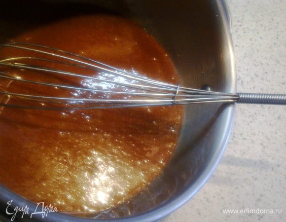 Добавляем щепотку соли и соду, вымешиваем.