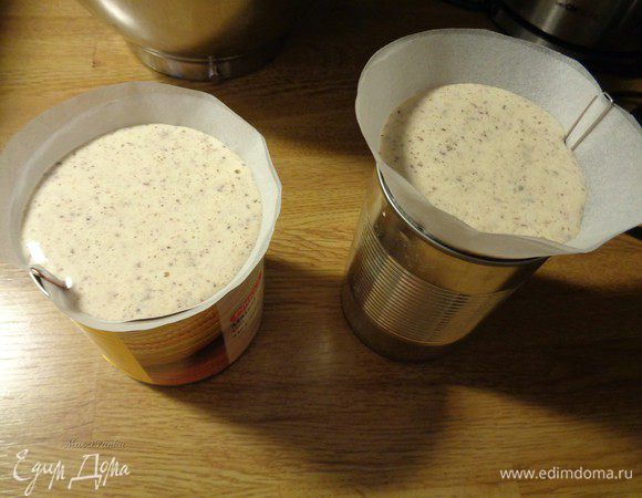 Бумажные кулечки переворачиваем острой частью вниз и кладем в жаропрочные емкости, чтобы наполнить бисквитным тестом.

В качестве таких емкостей я использовала жестяные банки (для больших елочек) 