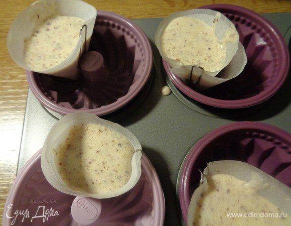 и силиконовые формочки (для маленьких елочек).

Заполнить кулечки бисквитным тестом и поставить выпекать в разогретую духовку при 180° С около 20 минут.