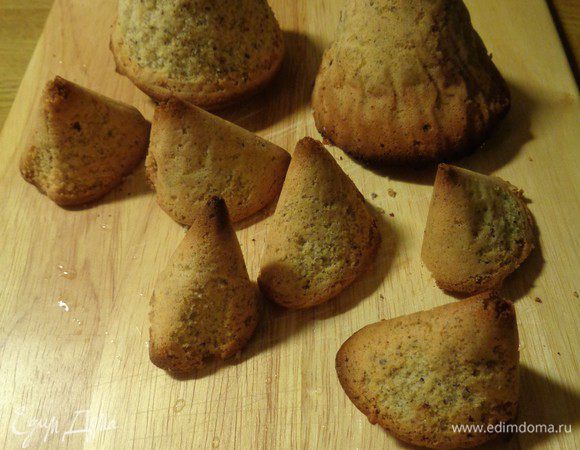 Достать готовые пирожные из духовки, дать им остыть. Обрезать внизу у основания каждую елочку, чтобы она ровно и устойчиво стояла.