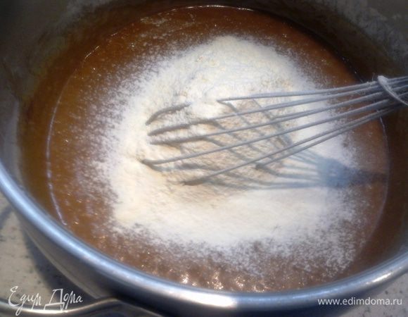 Теперь постепенно подсыпаем просеянную муку.