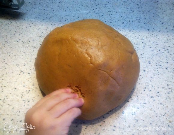 Пока я фотографировала было совершено нападение на тесто:)