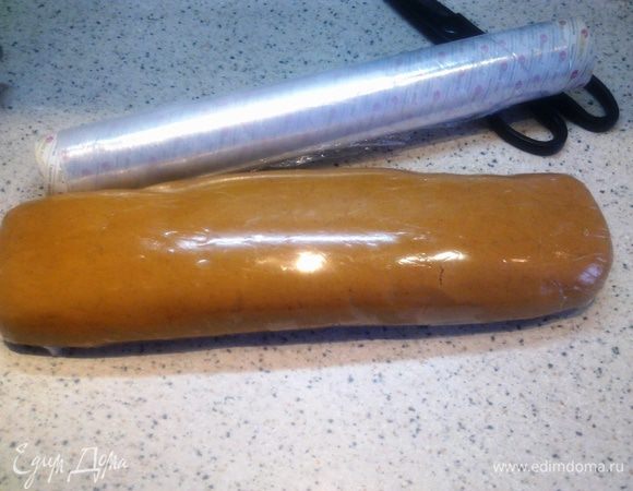 Я сформировала из теста такой вот брусочек (т.к. потом оно станет довольно-таки твёрдым и так его легче будет резать). Завернула его в пищевую плёнку и положила в холодильник на сутки.