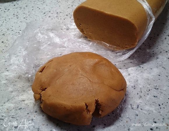 Прошли сутки. Достаём тесто из холодильника, отрезаем кусочек нужного размера и потихоньку начинаем раскатывать скалкой, присыпая тесто мукой.