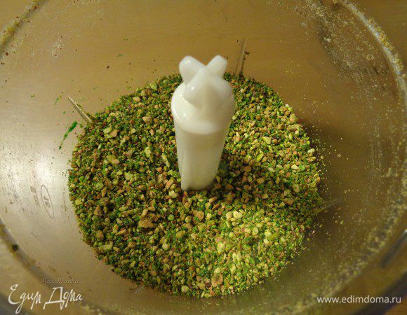 Измельчить в фуд-процессоре очищенные фисташки.