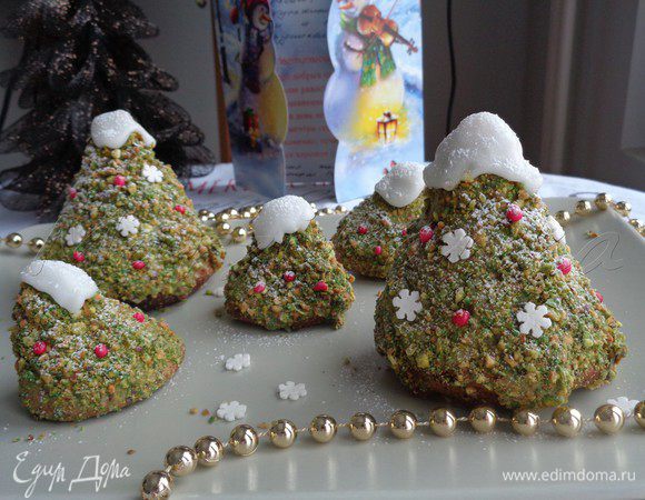 Снежную шапку сделать, смешав по рецепту пудру с лимонным соком, и украсить верхнюю часть елочек. 

Можно равномерно присыпать снаружи сахарной пудрой либо кокосовой стружкой.