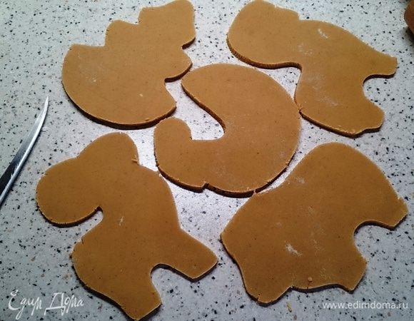 Острым ножом вырезаем фигурки по контуру шаблонов. Вот такая красота получается:)