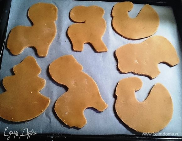 Аккуратно переносим заготовки на противень, застеленный бумагой для выпечки. Выпекаем 5 минут в разогретом духовом шкафу до 200 градусов.