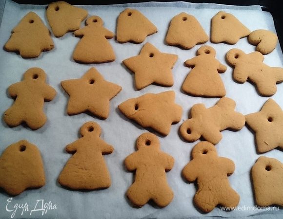 Вынимаем из духового шкафа и полностью остужаем на решётке, пряники должны быть абсолютно остывшими перед украшением. Я ещё немного вырезала пряников меньшего размера специальными вырубками, сделала в них дырочки, что бы повесить на ёлочку. До ёлочки дожили всего 3 штуки)