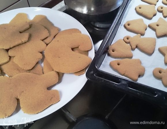 В ингредиентах айсинга тоже указано яйцо, хотя нужен только белок (ну нет там в списке такого ингредиента). Айсинг делается как обычно: потихоньку взбивается белок со всей пудрой с помощью вилочки или венчика. Потом айсинг поместить в корнетик, а дальше - полёт вашей фантазии.