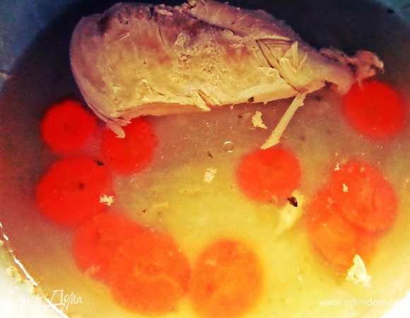 Варила крупное филе с морковкой и приправами, часть ушла на салат, осталось примерно 150 г готового мяса для супчика. Бульон должен быть горячим.