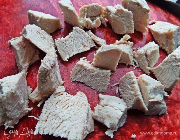 Вынимаем сварившееся мясо и нарезаем на крупные кусочки.